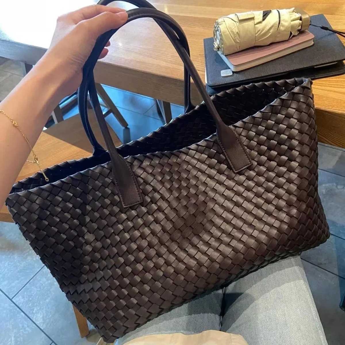 Hot selling soft leather woven bag casual handheld commuting bag PU2025 travel bag capacity and texture single shoulder C251115