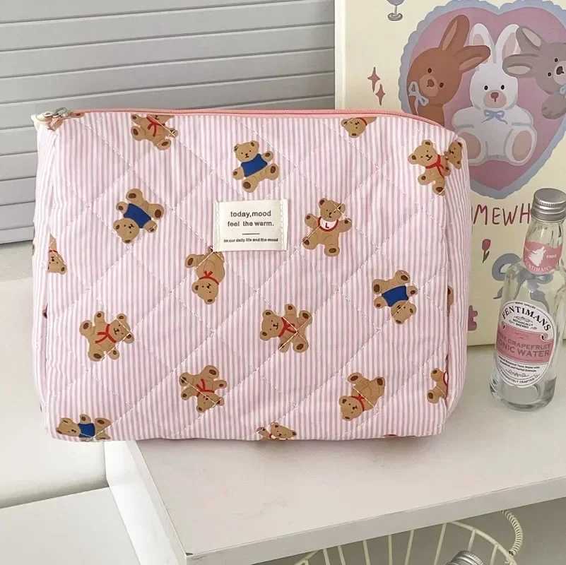 2024 Pink Bear Quilted Womens Makeup Bag Cute Zipper Makeup Travel Organizer Womens HandbagXJ250415