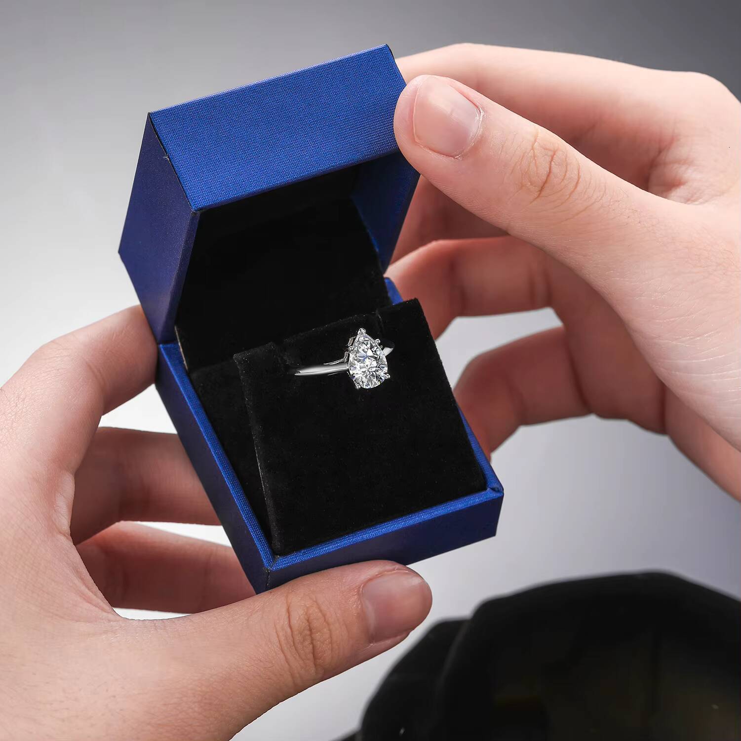 Luxury 2Ct Pear Cut Moissanite Diamond Engagement Ring 925 Sterling Silver Solitaire Bridal Jewelry Gift for Women