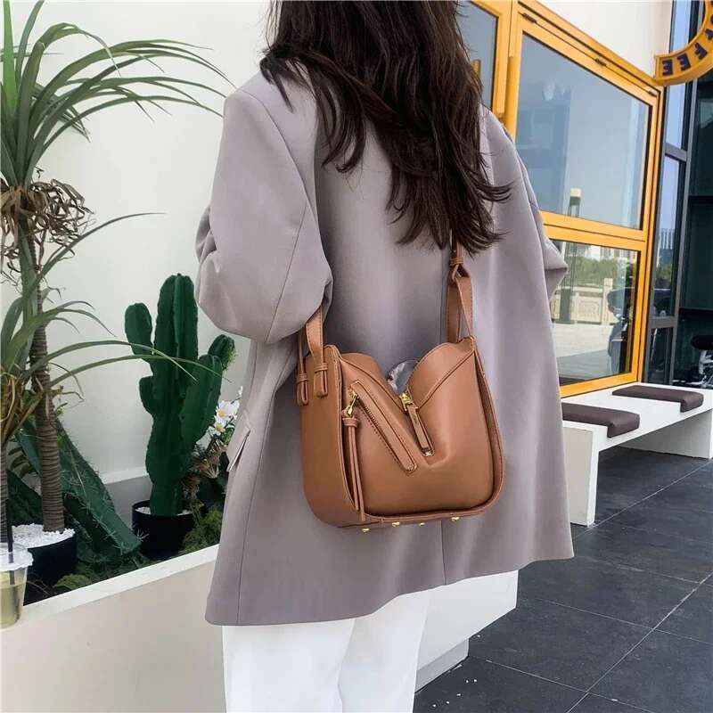 PU Hasp 2024 High Quality Women's Crossbody Solid Color Versatile Fashion Bucket Shoulder Bag Soft Trendy Designer Handbag