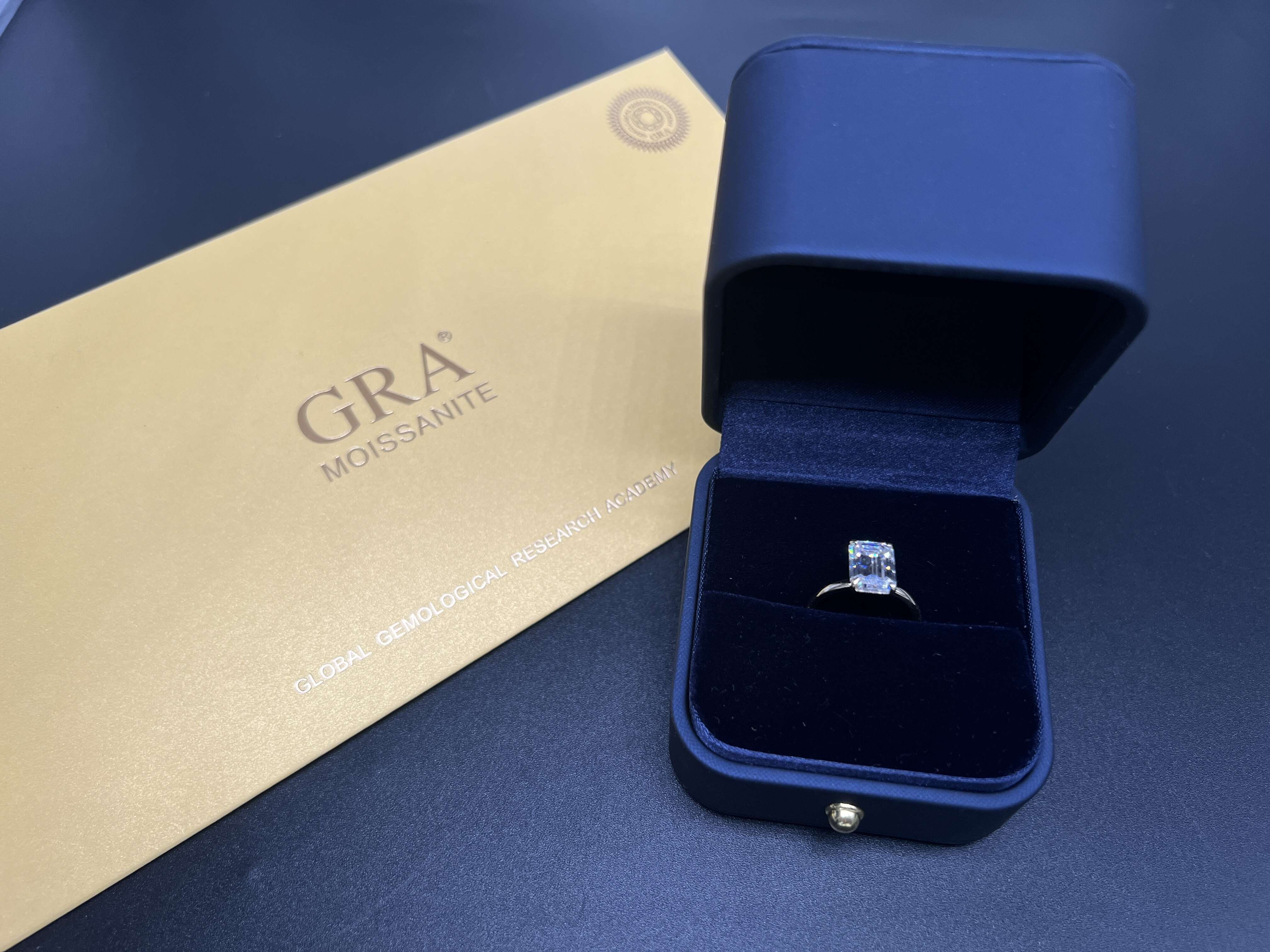 Fancy Jewelry Romantic 10K Solid Gold AU585 7x10mm Emerald Cut White Moissanite Plain Band Wedding Ring