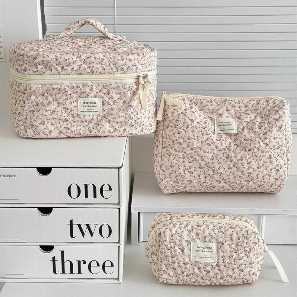 Vintage womens floral printed cosmetic handbag travel organizers makeup storage bag large capacity bedding bag giftXJ250415