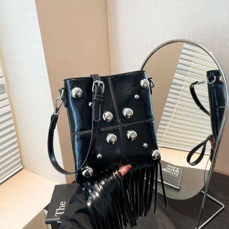 Ladies Large Capacity Crossbody Retro Tassel Handbag High Quality Rivet Shoulder Fashionable Versatile Women' Bag