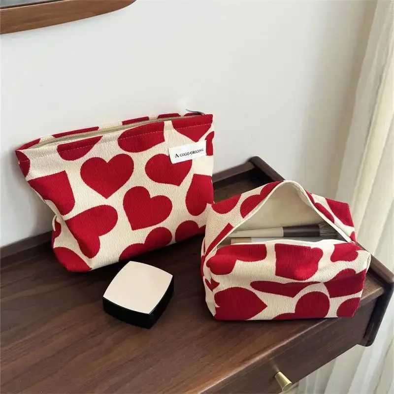 Womens large capacity heart-shaped printed pattern makeup bag Cluh cosmetics organizer travel W toilet storage bag makeup bagXJ250415