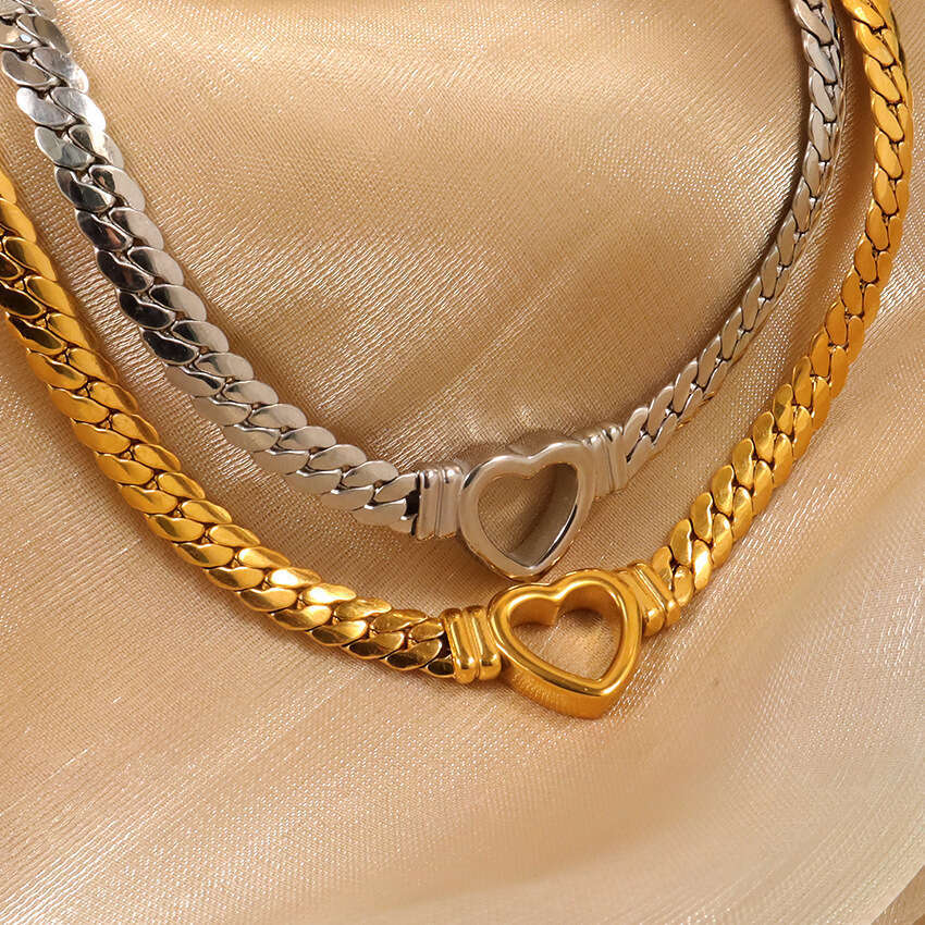 Hollow out heart-shaped collarbone chain, light , niche, cold style, Instagram blogger, fashionable and personalized titanium steel necklace