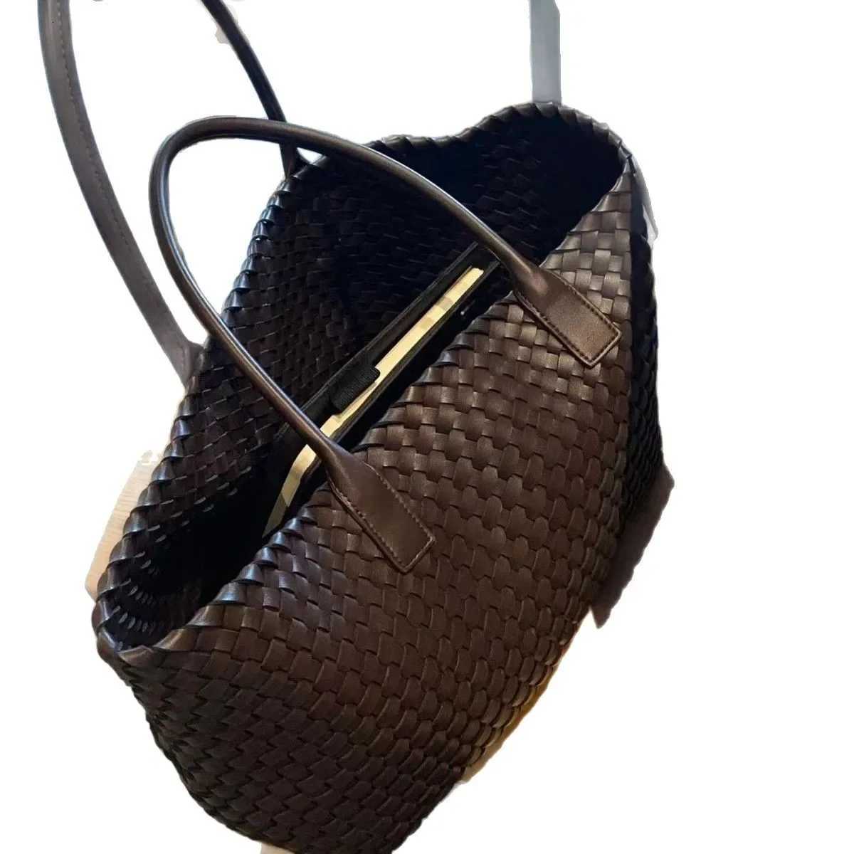 Hot selling soft leather woven bag casual handheld commuting bag PU2025 travel bag capacity and texture single shoulder C251115