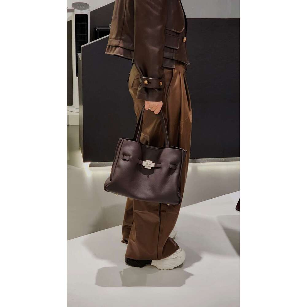 Top layer T cowhide high-end sensory communication crossbody simple hand-held shoulder large capacity bag, new model