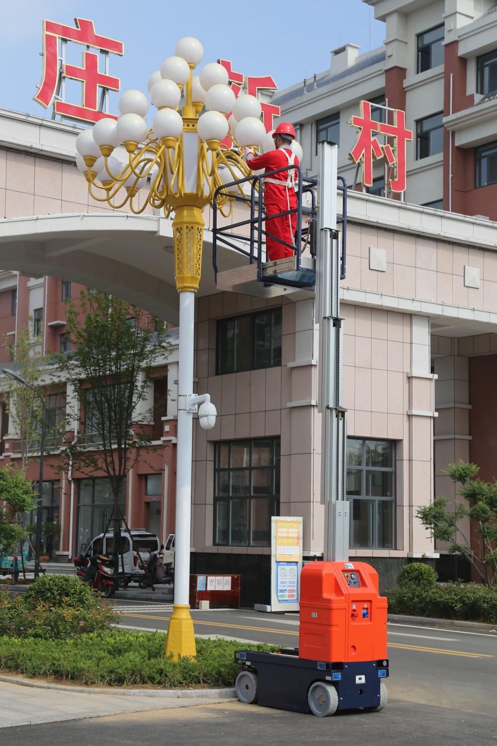 Self-propelled Aluminum Telescopic Mast Manlift 6m 7.5m High-altitude Work Platform Electric Cherry Order Picker