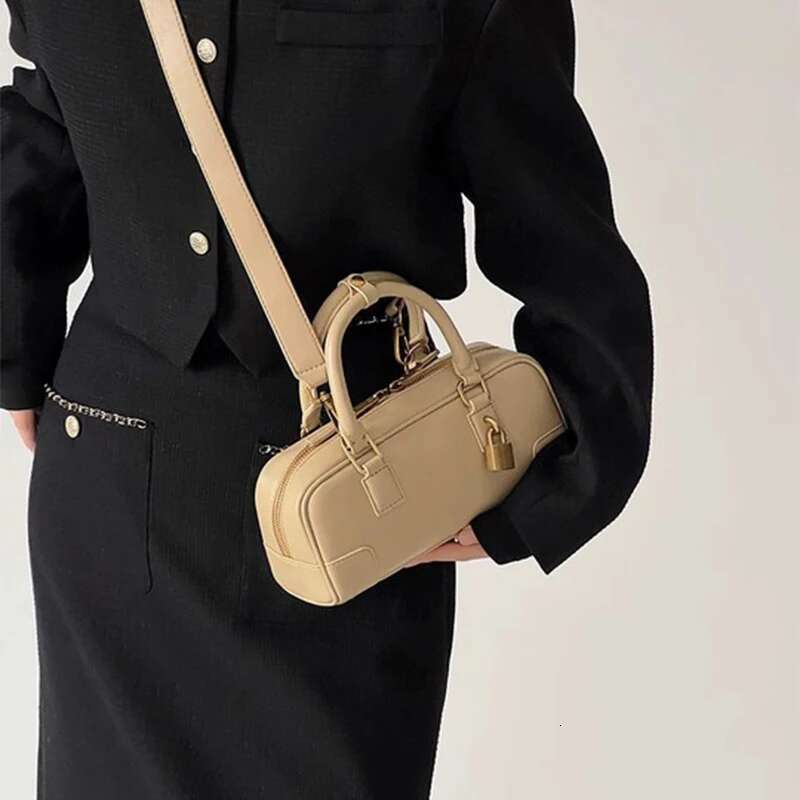 Retro Brand Gold Lock Handbag High-Grade Genuine Leather Niche Women's Bowg New Black Versatile Shoulder Messenger Bag