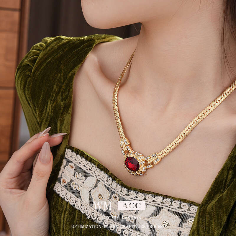 Medieval vintage necklace snake bone, oval inlaid with dias, geometric necklace, court style, niche and high-end accessories