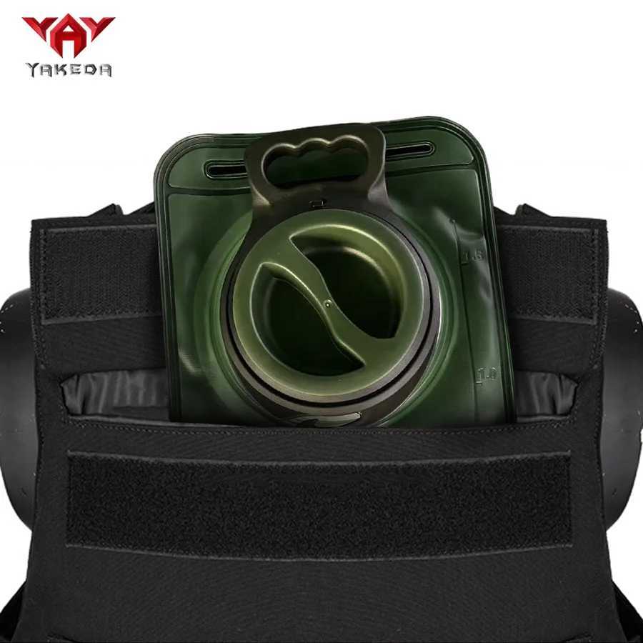 YAKEDAs honeycomb breathable training vest with a 1.5L quick release water bag and multiple hidden pockets for expansionXJ251114