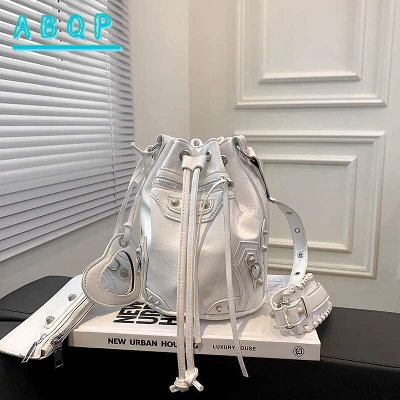 Crossbody female new heavy industry locomotive wind rivet tide pump with bucket fashionable shoulder bag mirror wallet