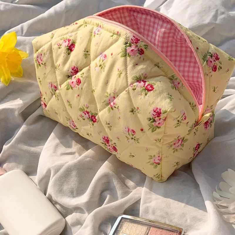 Cute floral makeup bag large quilted makeup organizer zippered storage bag soft box for women and girlsXJ250415