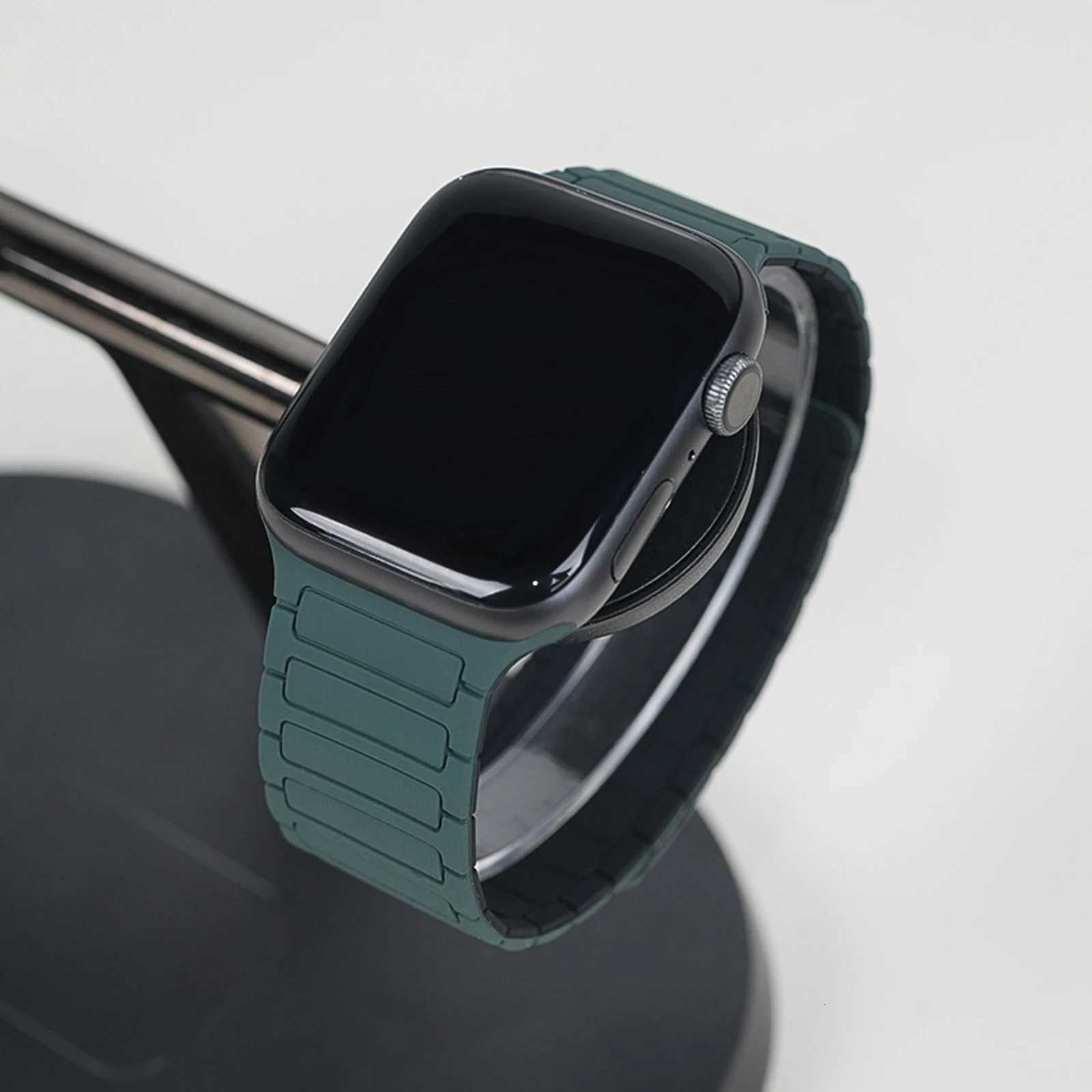 Magnetic Strap For Apple Watch Ultra 2 49mm 44mm 45mm 38mm 42mm 41mm belt Silicone Bracelet iWatch Series 8 7 6 5 9 Se 40mm band W251114