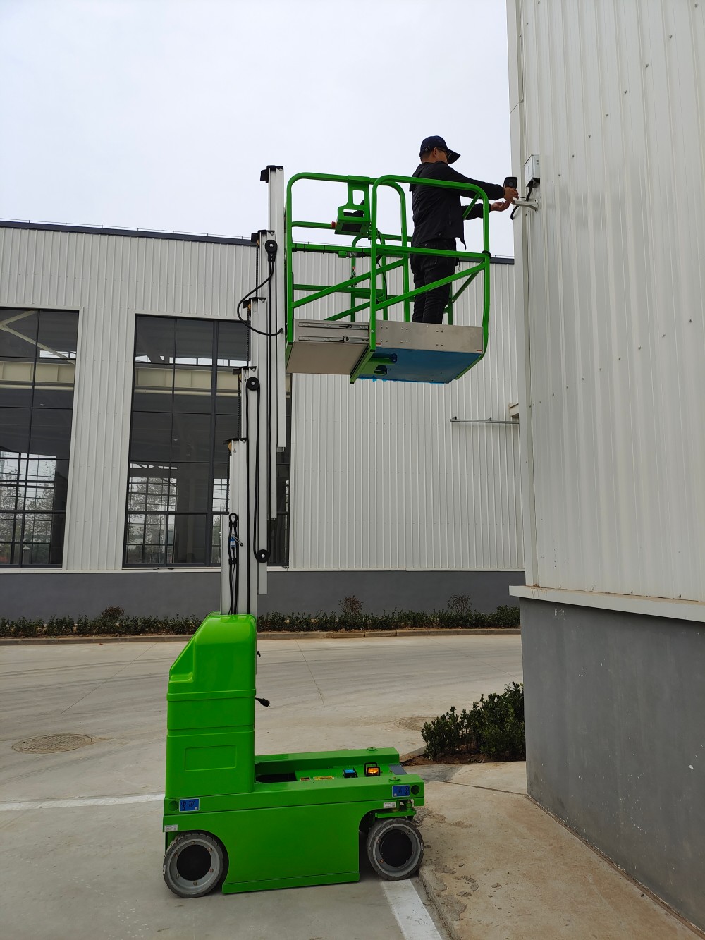Self-propelled Aluminum Telescopic Mast Manlift 6m 7.5m High-altitude Work Platform Electric Cherry Order Picker