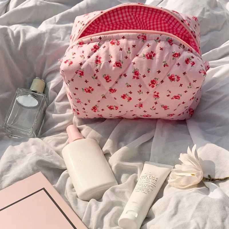 Cute floral makeup bag large quilted makeup organizer zippered storage bag soft box for women and girlsXJ250415