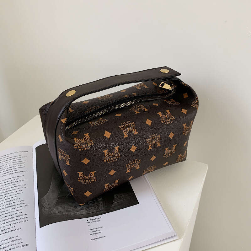 Makeup high appearance outings, 2024 new print, convenient travel, large capacity skincare storage bag for carrying with you