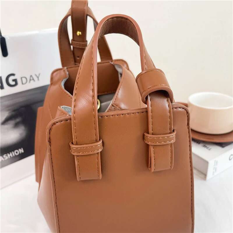 Texture Women's Single Shoulder Underarm Niche Casual Versatile Lock Crossbody Advanced Design Solid Color Bag