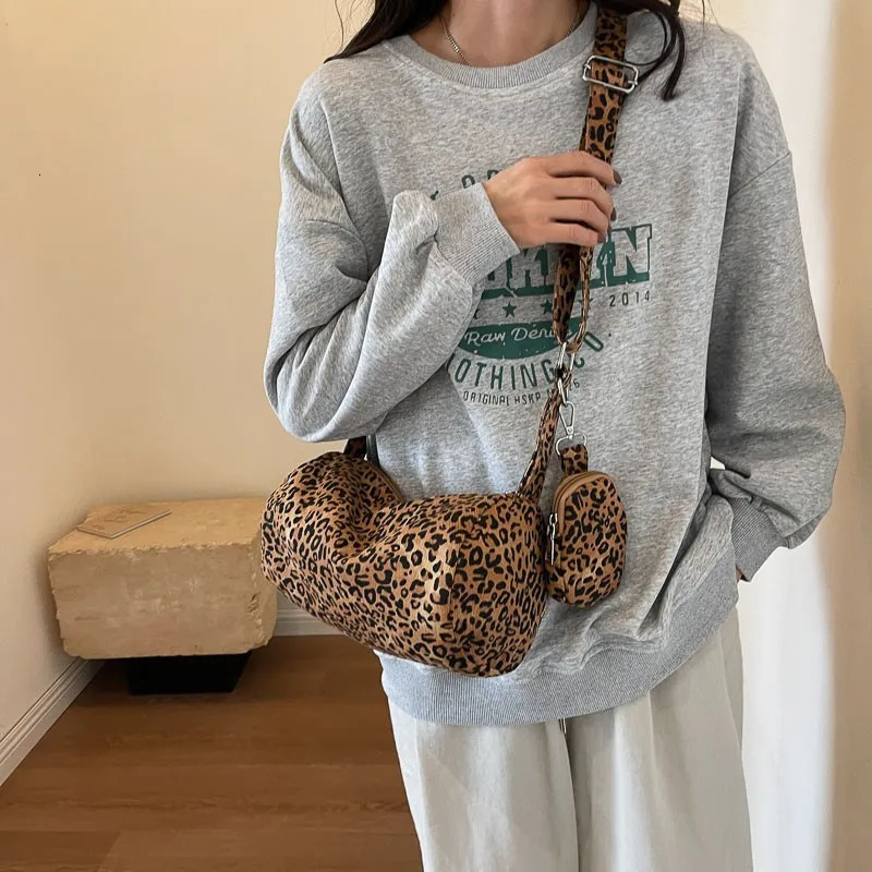 Korean version of niche leopard print canvas armrest bag for womens fashion shoulder bag Communicating Versatile pillow bag 250410
