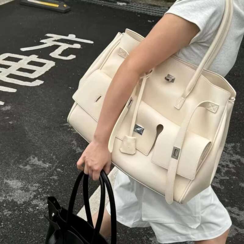 Designer Large Capacity Lock Tote Clutch Travel Genuine Leather Wing Handbag Female Shoulder dh1100029076 hot Bags Roomy Commuter Bag