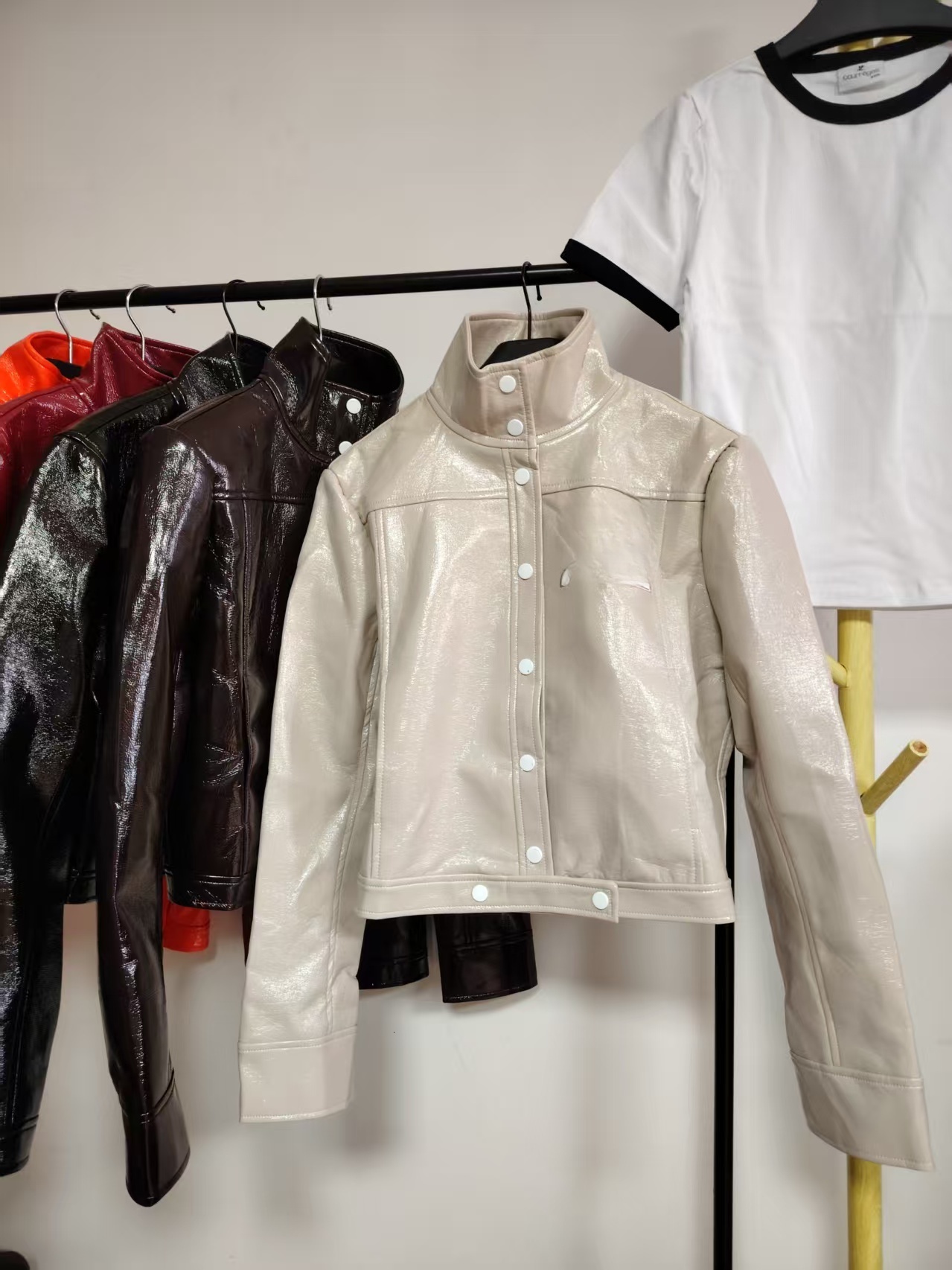 Designer Cour Shirt Woman High Quality Patent Leather Pu Trendy Shiny Slim Fit Long Sleeved Jacket veste jacket 70e courreged sun 7f1