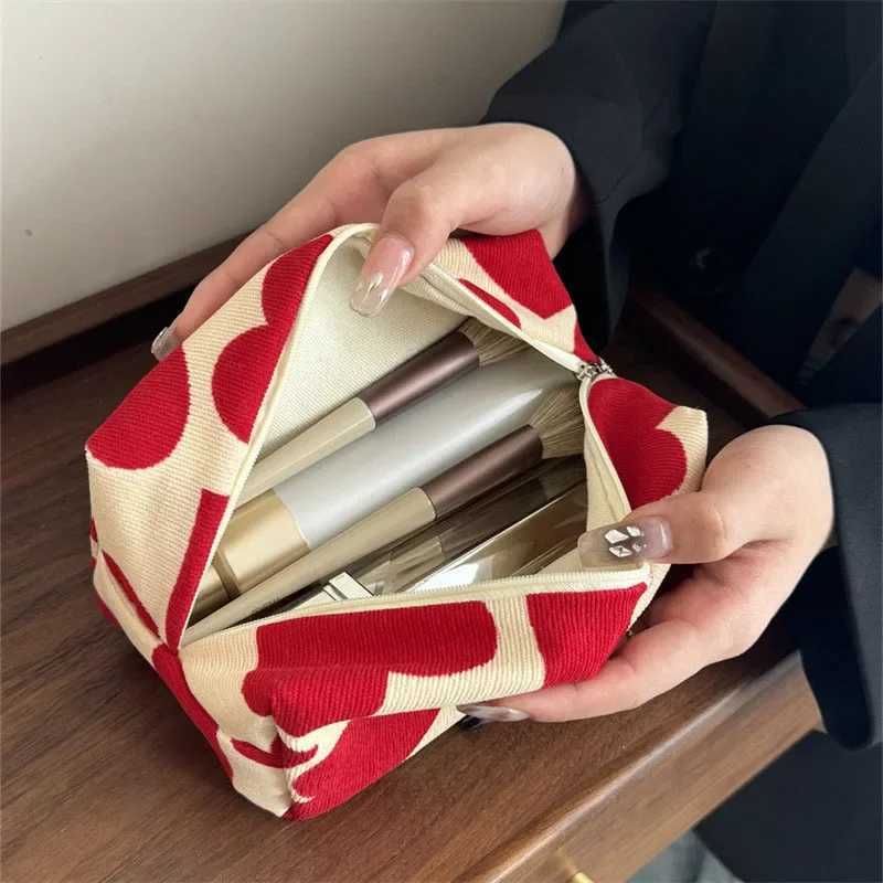 Womens large capacity heart-shaped printed pattern makeup bag Cluh cosmetics organizer travel W toilet storage bag makeup bagXJ250415