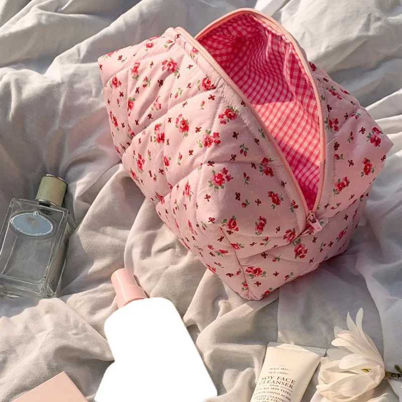 Cute floral makeup bag large quilted makeup organizer zippered storage bag soft box for women and girlsXJ250415