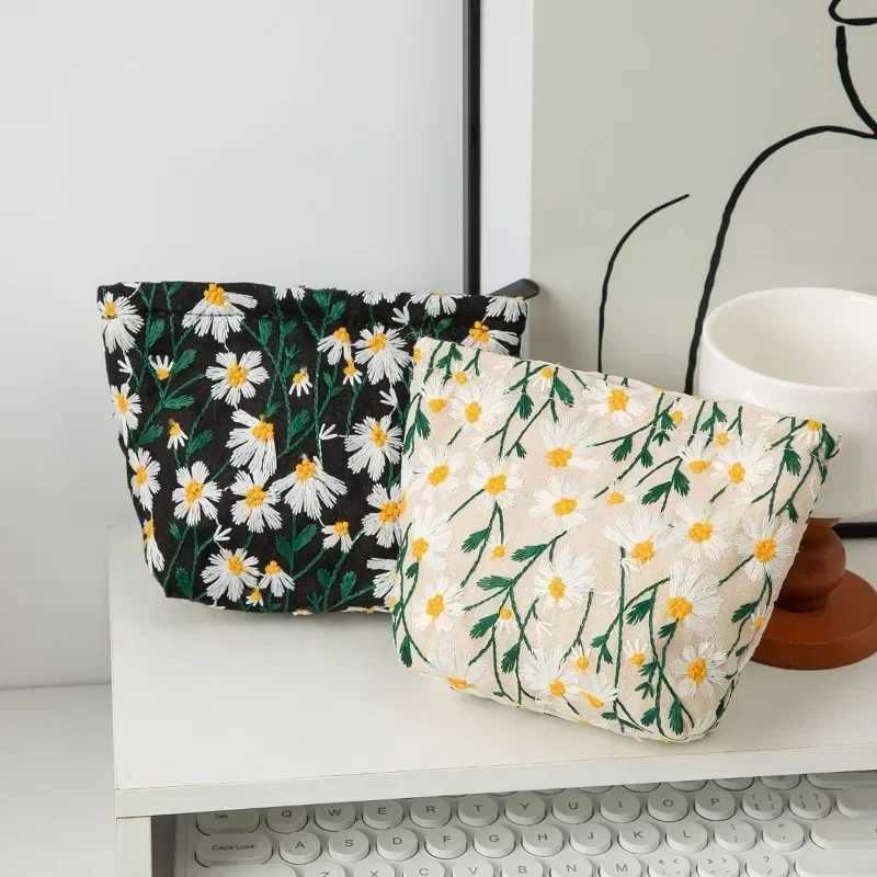 Embroidery Chrysanthemum Makeup Bag Portable Travel Handheld Makeup Bag Skin Care Bucket BagXJ250415