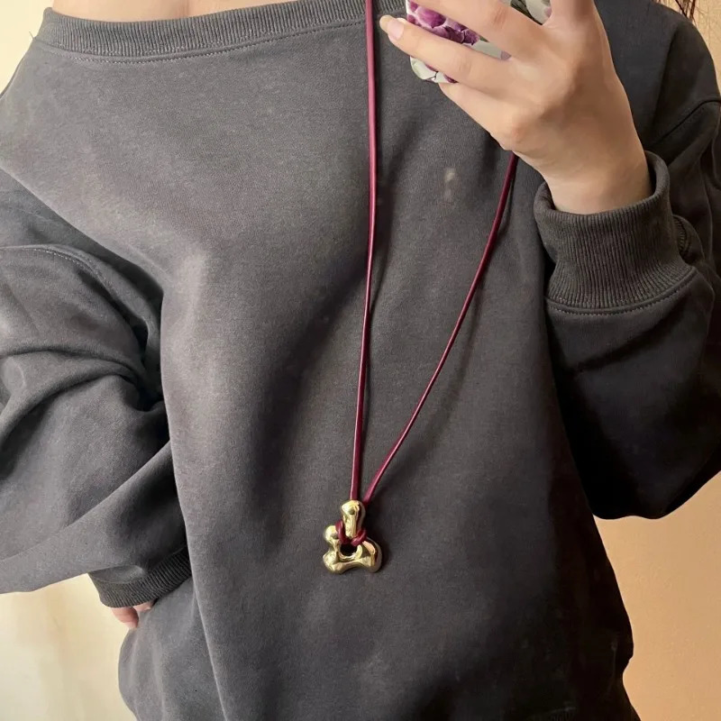 Niche Retro Hollow Pendant Necklace Japanese and Korean Minimalist Fashion Leather Rope Adjustable Sweater Chain Accessories 250408