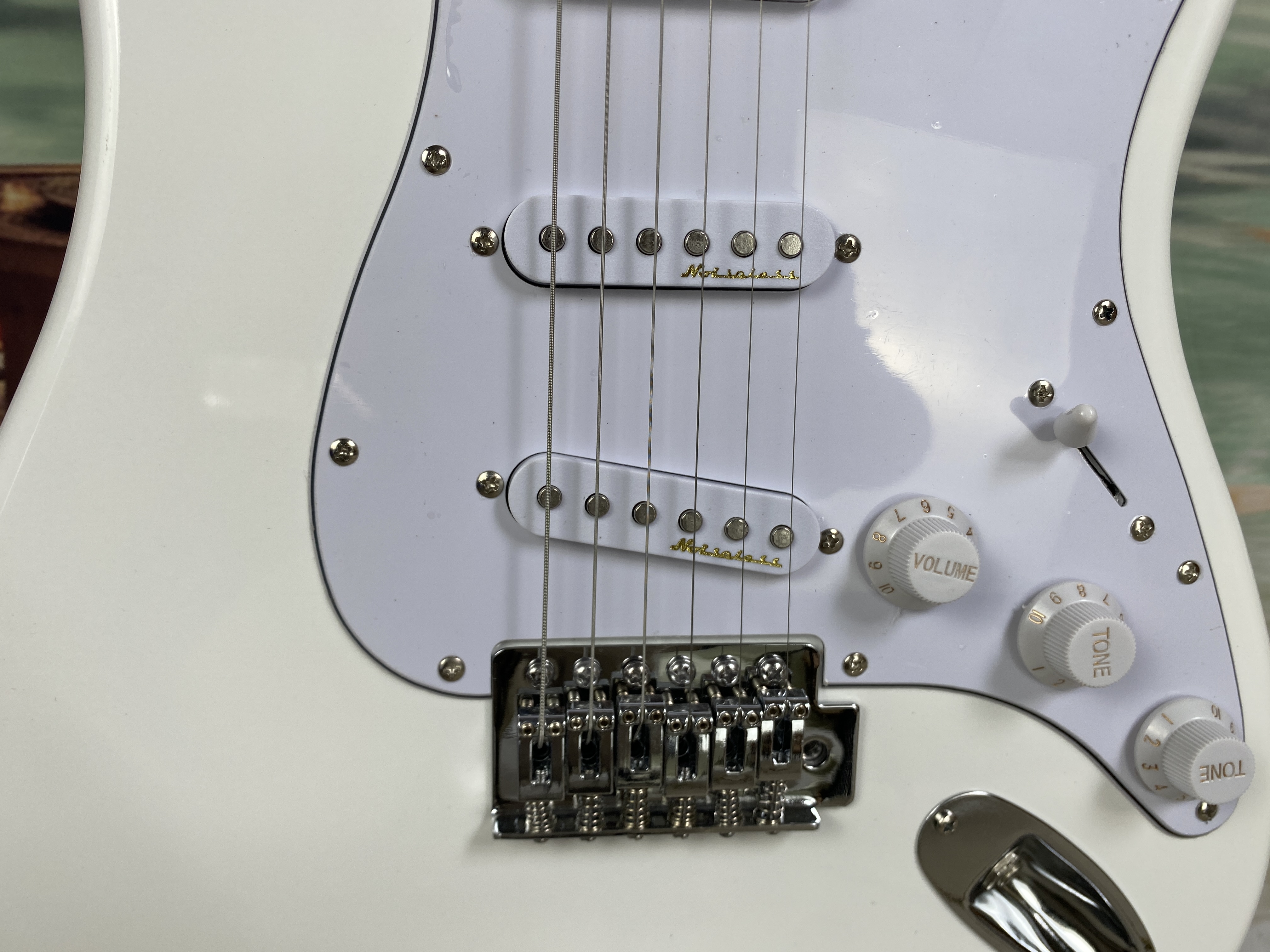 White ST Electric Guitar 22 frets 6 string Quality Assurance basswood body Maple neck Real photo
