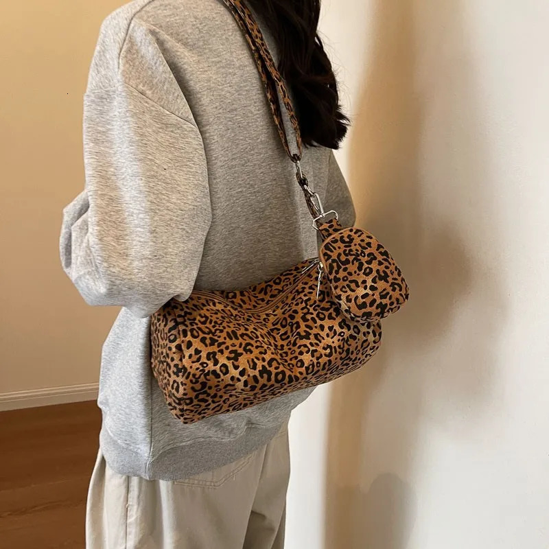 Korean version of niche leopard print canvas armrest bag for womens fashion shoulder bag Communicating Versatile pillow bag 250410