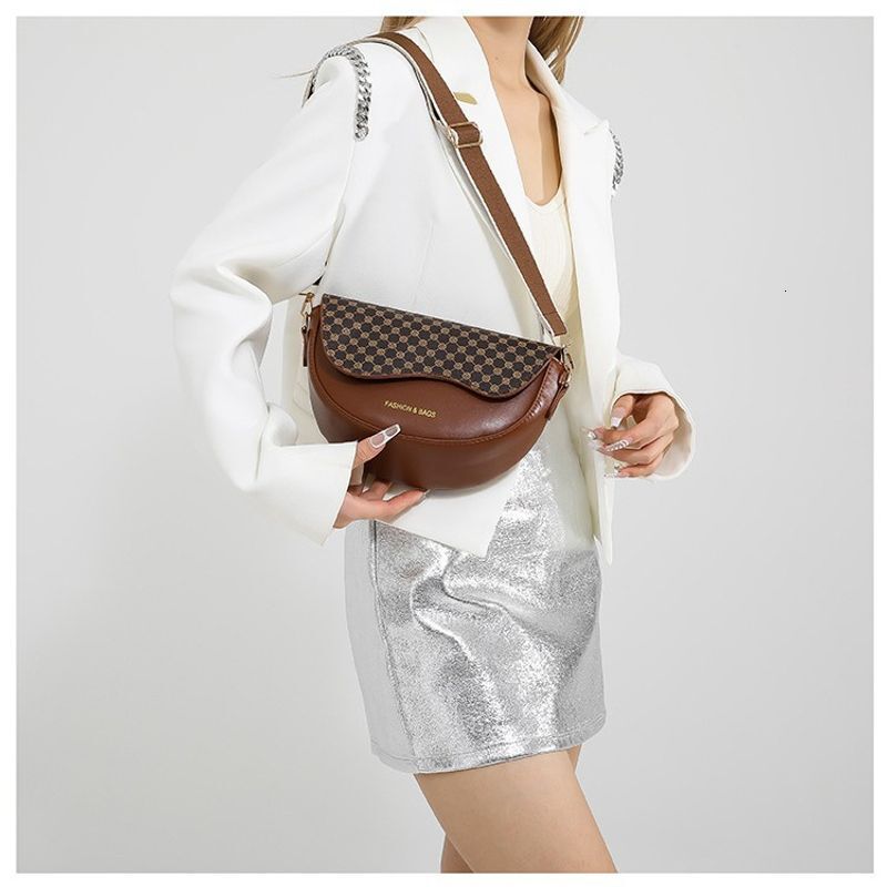 Fashionable Semi-Circular For Women In Spring And Summer , New Western-Style Contrasting Color Leopard Print Saddle