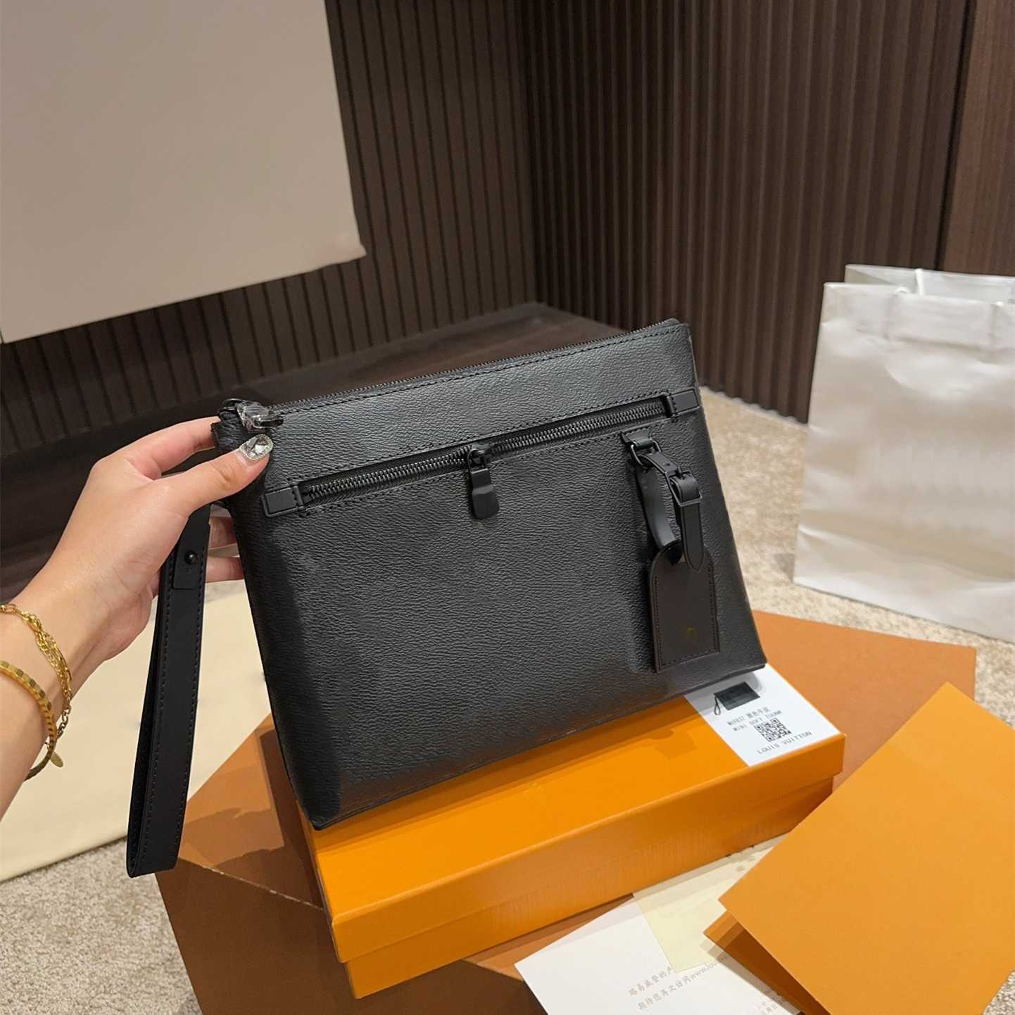 Clutch Bags Luxury Designer Takeoff Pouch Clutch Bags Men Women Leather Fold messenger bag Purses