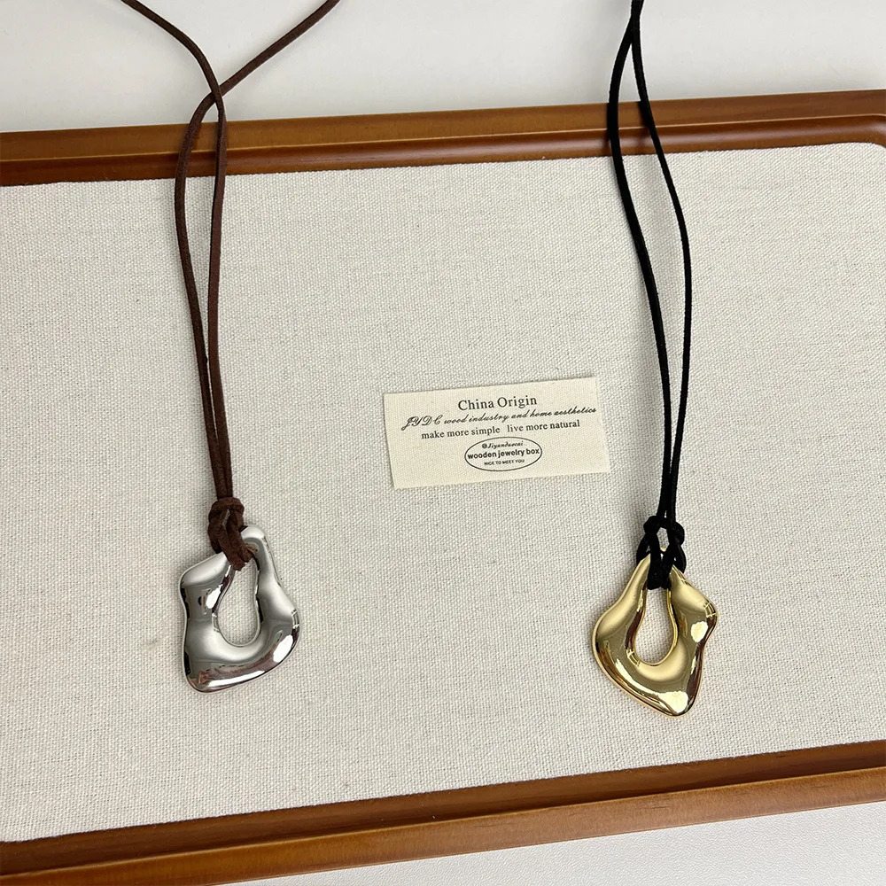 Niche Retro Hollow Pendant Necklace Japanese and Korean Minimalist Fashion Leather Rope Adjustable Sweater Chain Accessories 250408