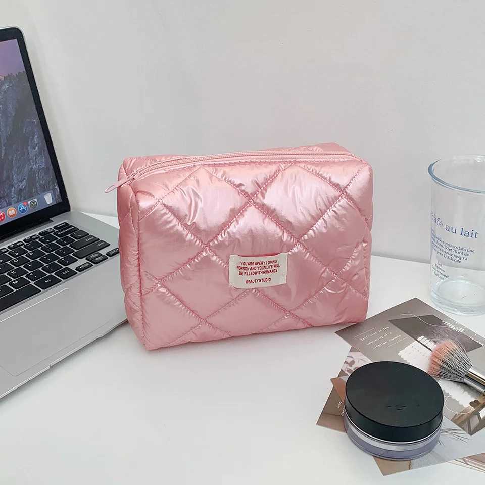 Quilting Womens Makeup Bag Large Capacity Travel Storage Bag Simple Regular Womens Club Handbag Large Toilet BagXJ250415