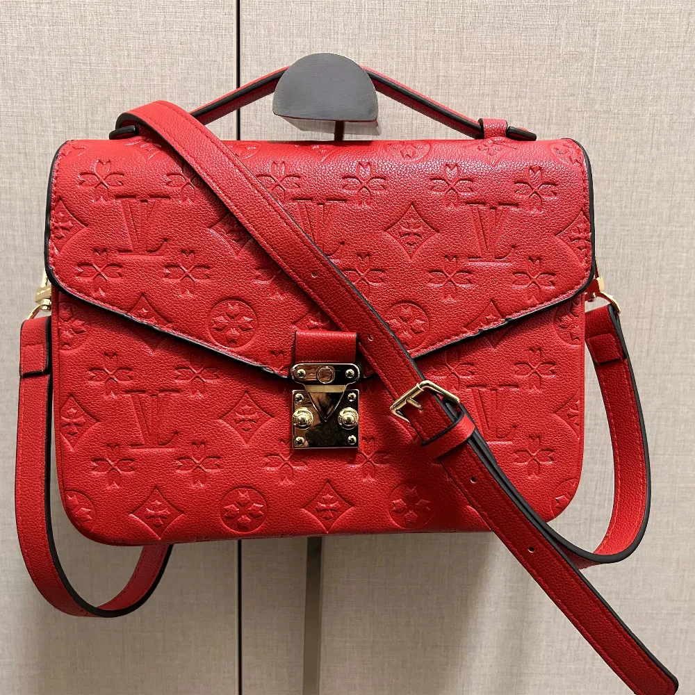 e8 2026 Top Designer Handbag Shouder Chain Bag Cutch Fap Totes Bags Waet Check Veour Thread C Purse Doube Letters Soid Hasp Waist Square Stripes Women bag CC6