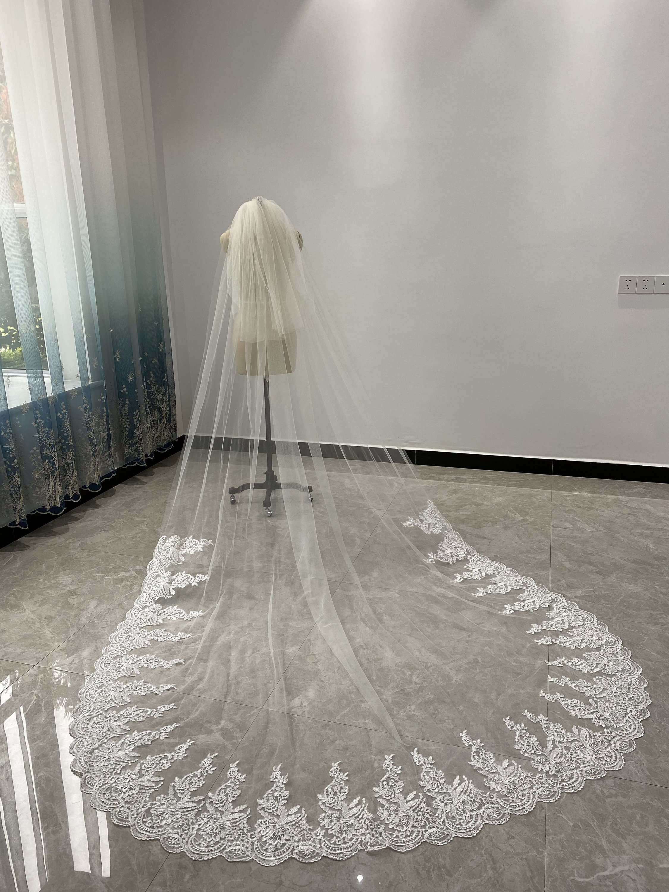 Graceful 3 Meters White Ivory Wedding Veils with Full Appliques Long Lace Edge Bridal Head Veil with Comb For Marriage Bride Women's Accessories 