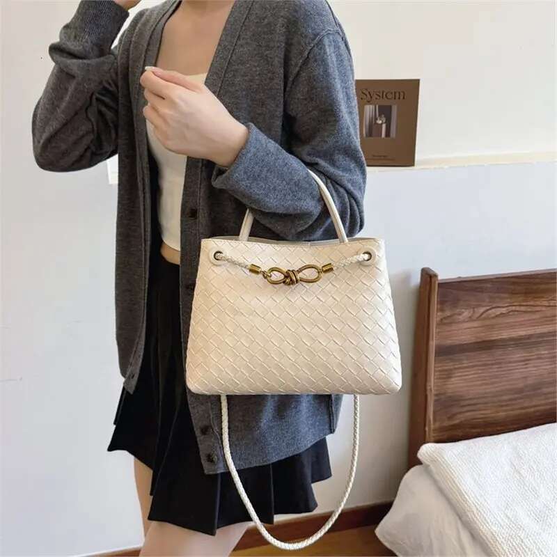 new fashionable casual designer women s leisure slanted shoulder bag exudes temperament trend with simple and beautiful texture portable trendy single