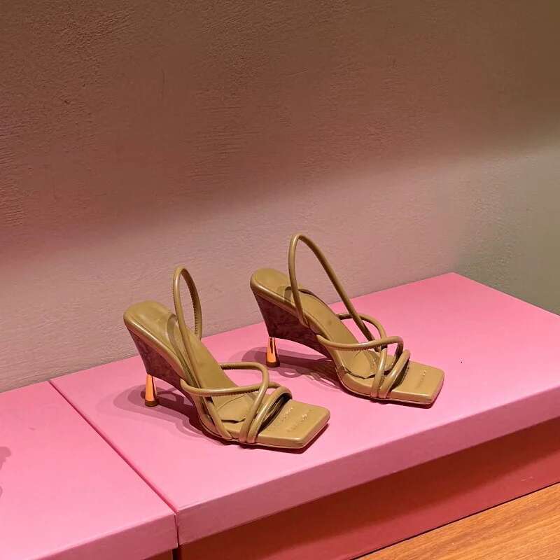 Very small designer brand, elegant and simple atmosphere, wood grain wedge sandals, cross-strap shaped high heels sandals