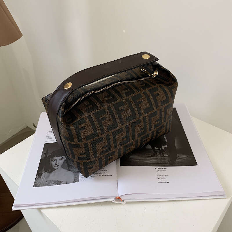 Makeup high appearance outings, 2024 new print, convenient travel, large capacity skincare storage bag for carrying with you