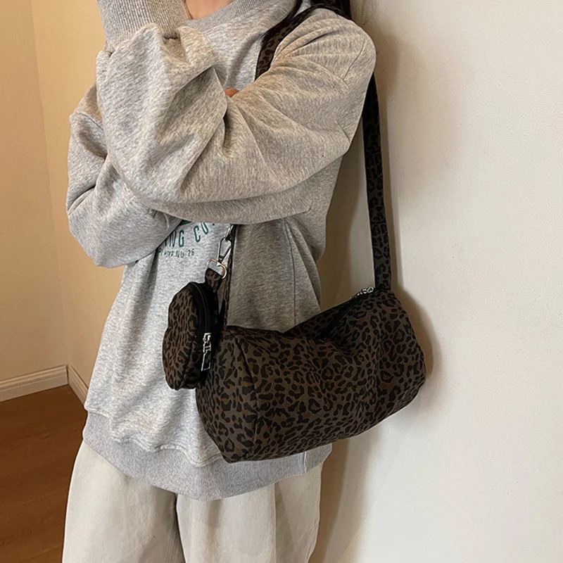 Wide shoulder strap cross body bag fashionable single shoulder womens bag leopard print pillow bag 250410