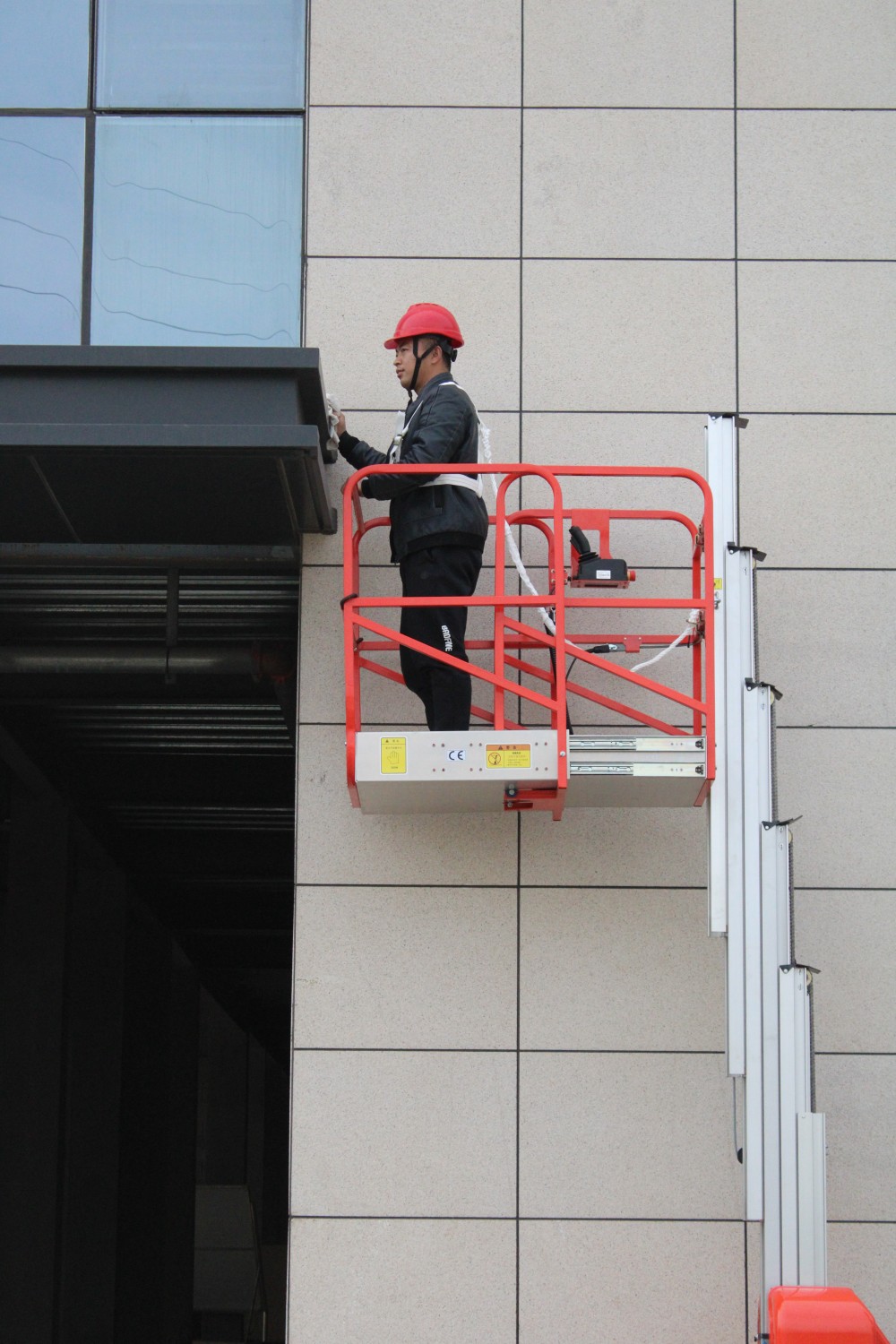 Self-propelled Aluminum Telescopic Mast Manlift 6m 7.5m High-altitude Work Platform Electric Cherry Order Picker