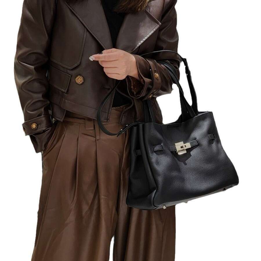 Top layer T cowhide high-end sensory communication crossbody simple hand-held shoulder large capacity bag, new model