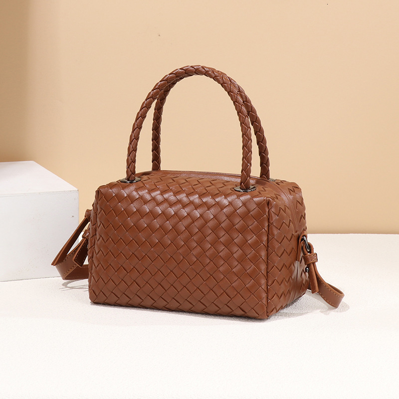Woven Lunch Box Bag Women's Retro Fashion PU Leather Handbag Designer Crossbody Single Shoulder Makeup Bag