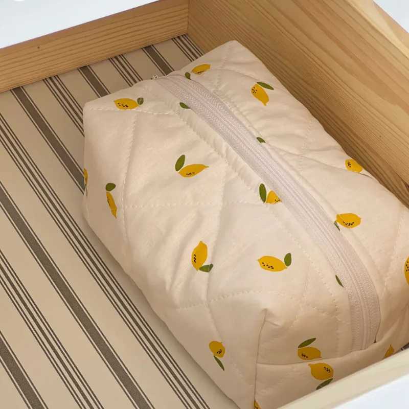 1 piece of floral fluffy quilted makeup bag floral Strberry printed large travel makeup bagXJ250415