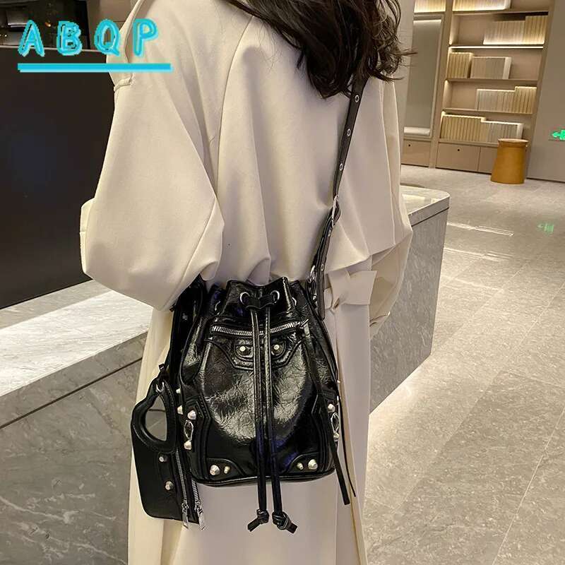 Crossbody female new heavy industry locomotive wind rivet tide pump with bucket fashionable shoulder bag mirror wallet