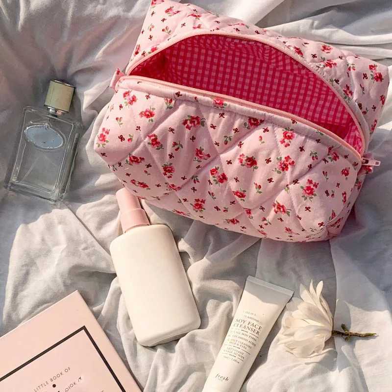 Cute floral makeup bag large quilted makeup organizer zippered storage bag soft box for women and girlsXJ250415