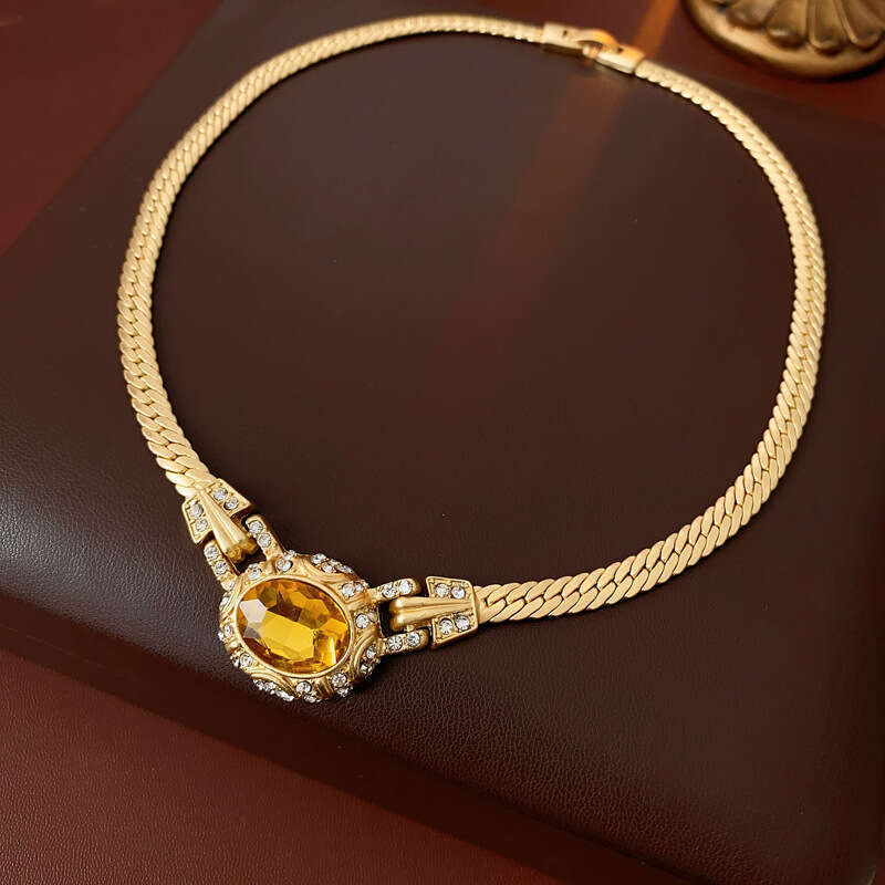 Medieval vintage necklace snake bone, oval inlaid with dias, geometric necklace, court style, niche and high-end accessories