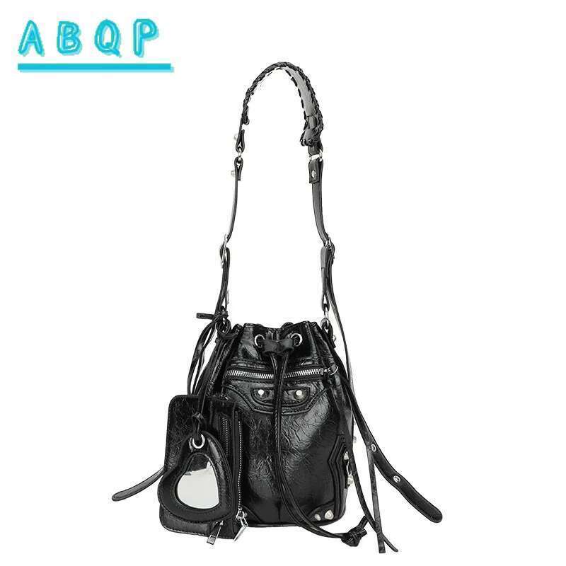 Crossbody female new heavy industry locomotive wind rivet tide pump with bucket fashionable shoulder bag mirror wallet
