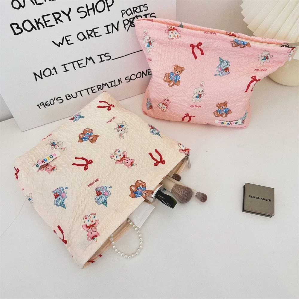 New Cute Bear Printed Makeup Bag Fi Makeup Bag Womens Cluh Bag Large Capacity Makeup Storage Bag Travel OrganizerXJ250415